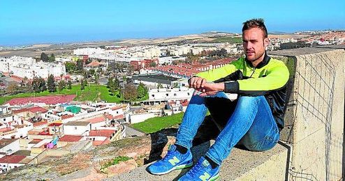 El exsevillista Juan Cala posa para ESTADIO Deportivo en su Lebrija natal, donde se entrena a la espera de que se abra el mercado invernal. El exsevillista Juan Cala posa para ESTADIO Deportivo en su Lebrija natal, donde se entrena a la espera de que se abra el mercado invernal.