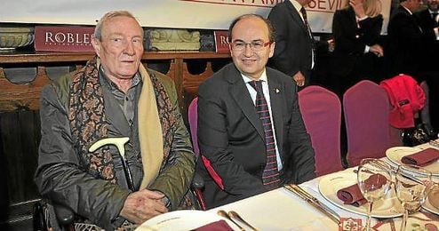 José Castro junto a Roberto Alés, ambos miembros de ´Sevillistas de Nervión´. José Castro junto a Roberto Alés, ambos miembros de ´Sevillistas de Nervión´.