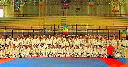 La escuela Kárate Zanshin cuenta con unos 200 alunmnos por año. La escuela Kárate Zanshin cuenta con unos 200 alunmnos por año.