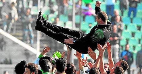 Juan Merino tomó las riendas del Betis cuando este marchaba en la sexta posición a 8 puntos de la cabeza. Juan Merino tomó las riendas del Betis cuando este marchaba en la sexta posición a 8 puntos de la cabeza.
