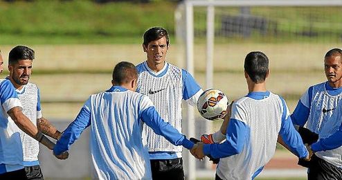 Santa Cruz, durante un entrenamiento con el Málaga. Santa Cruz, durante un entrenamiento con el Málaga.