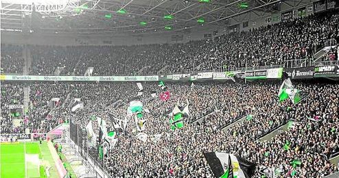 Aspecto que suelen mostrar las gradas del Borussia Park en cada una de las citas importantes del ´Gladbach´. Aspecto que suelen mostrar las gradas del Borussia Park en cada una de las citas importantes del ´Gladbach´.