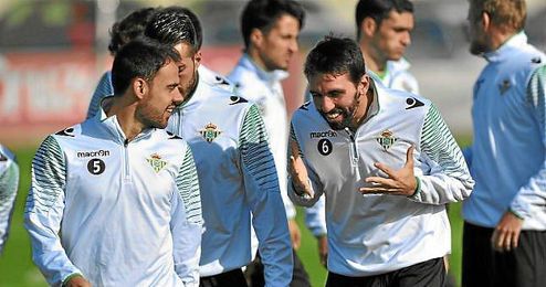 Jordi bromea con sus compañeros en un entrenamiento. Jordi bromea con sus compañeros en un entrenamiento.