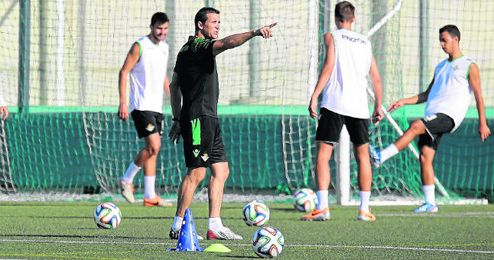 Juan Merino regresó ayer a los entrenamientos con el filial. Juan Merino regresó ayer a los entrenamientos con el filial.