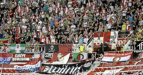 Los aficionados del Feyenoord, en la zona de visitante del Sánchez Pizjuán. Los aficionados del Feyenoord, en la zona de visitante del Sánchez Pizjuán.