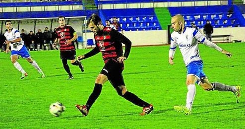 El marbellí Diego Segura persigue al minero Lolo durante el duelo de ayer. El marbellí Diego Segura persigue al minero Lolo durante el duelo de ayer.