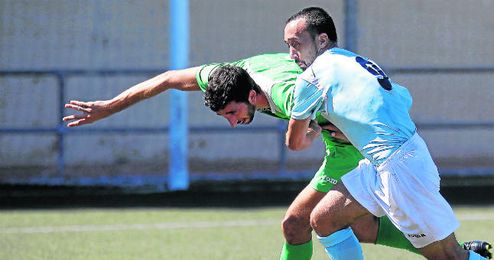 El delantero Ávalo, en su etapa con el Morón, agarra a Enrique (La Barrera). El delantero Ávalo, en su etapa con el Morón, agarra a Enrique (La Barrera).