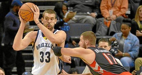 Marc controla el balón ante el lituano Valanciunas Marc controla el balón ante el lituano Valanciunas