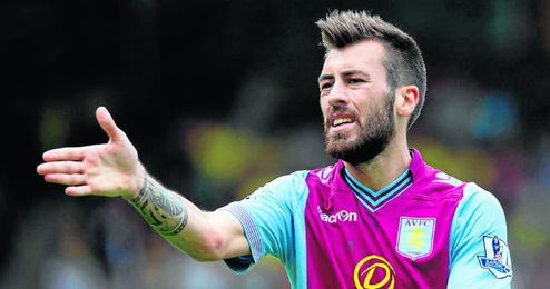 El Aston Villa fue el último equipo en el que se sintió jugador el futbolista de Pedrera. El Aston Villa fue el último equipo en el que se sintió jugador el futbolista de Pedrera.