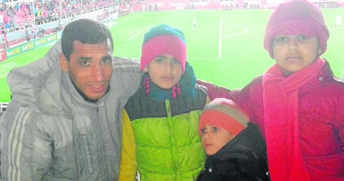 Rachid Rokki posa junto a sus hijos en el Sánchez Pizjuán, estadio en el que jugó y al que volvió la temporada pasada sin que nadie lo reconociera en la grada. Rachid Rokki posa junto a sus hijos en el Sánchez Pizjuán, estadio en el que jugó y al que volvió la temporada pasada sin que nadie lo reconociera en la grada.