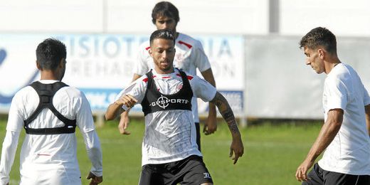 Cicinho, entrenándose. Cicinho, entrenándose.