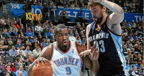 Serge Ibaka y Marc Gasol en foto de archivo. Serge Ibaka y Marc Gasol en foto de archivo.