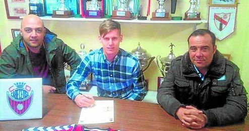 En la imagen, el delantero Wojcik, firmando por el Cabecense, uno de los fichajes más destacados. En la imagen, el delantero Wojcik, firmando por el Cabecense, uno de los fichajes más destacados.