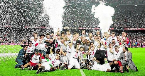 Los sevillistas celebran la consecución del título copero de la campaña 09/10. Los sevillistas celebran la consecución del título copero de la campaña 09/10.