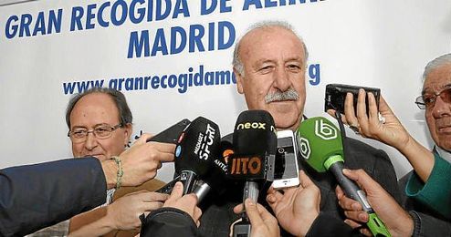 Del Bosque responde ante los micrófonos. Del Bosque responde ante los micrófonos.