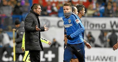 Simeone protesta a Gil Manzano poco antes del polémico gesto. Simeone protesta a Gil Manzano poco antes del polémico gesto.