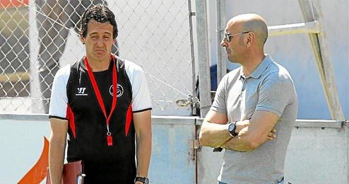 Monchi dialoga con Emery en un entrenamiento. Monchi dialoga con Emery en un entrenamiento.