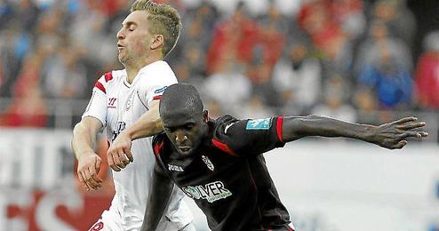 Sissoko, en un lance con Deulofeu en el Sevilla-Granada. Sissoko, en un lance con Deulofeu en el Sevilla-Granada.