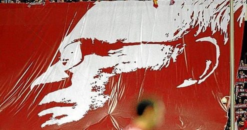 La afición del Atlético homenajeó con este tifo el fallecimiento de Luis Aragonés. La afición del Atlético homenajeó con este tifo el fallecimiento de Luis Aragonés.