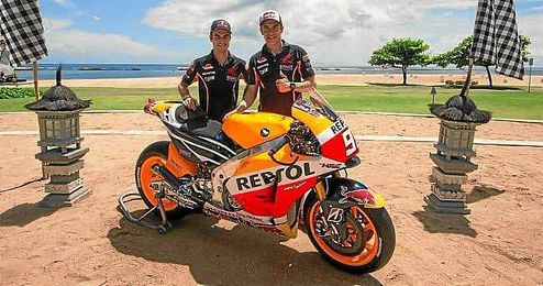 Pedrosa y Márquez, con la nueva Honda para 2015. Pedrosa y Márquez, con la nueva Honda para 2015.