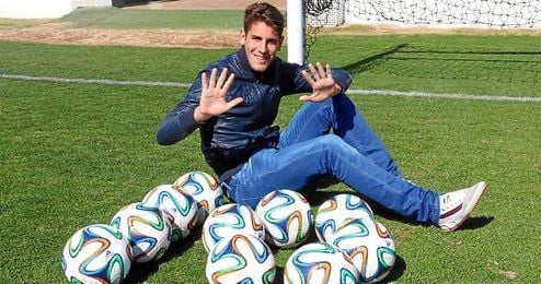 Álex Alegría posa para ESTADIO con diez balones, uno por cada gol marcado.
