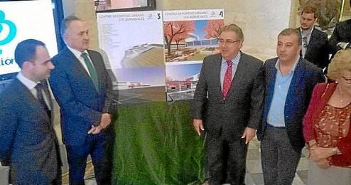 Gordillo, junto a Zoido en el acto de presentación. Gordillo, junto a Zoido en el acto de presentación.
