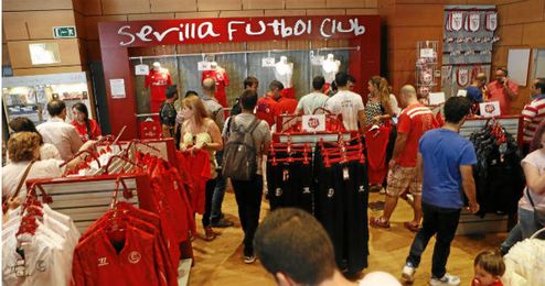 La tienda ha estado abarrotada durante todo el día.