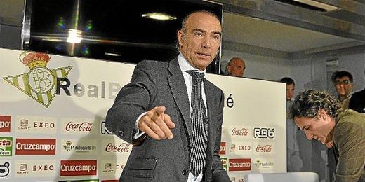 Luis Oliver sigue intentando meter la cabeza en el Betis. Luis Oliver sigue intentando meter la cabeza en el Betis.