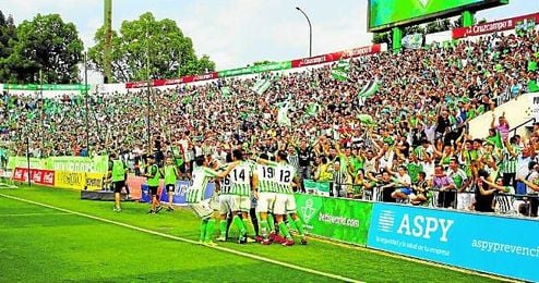 Los jugadores del Betis celebran un gol ante el Alcorcón el curso pasado ante la grada de Gol Sur. Los jugadores del Betis celebran un gol ante el Alcorcón el curso pasado ante la grada de Gol Sur.