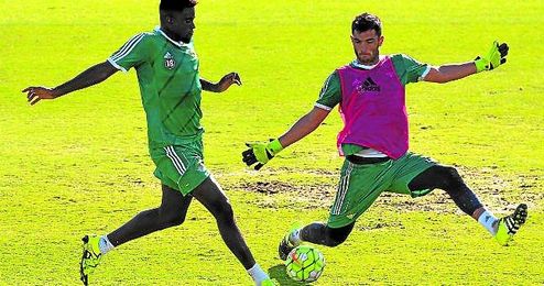 En la imagen, Adán intenta evitar el disparo de N´Diaye durante una sesión de entrenamiento este verano. En la imagen, Adán intenta evitar el disparo de N´Diaye durante una sesión de entrenamiento este verano.