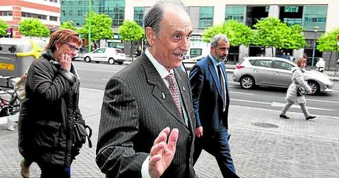 El empresario Manuel Ruiz de Lopera, en una de sus visitas a los juzgados de Sevilla, donde tiene varias causas pendientes. El empresario Manuel Ruiz de Lopera, en una de sus visitas a los juzgados de Sevilla, donde tiene varias causas pendientes.