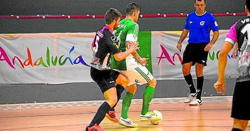 El verdiblanco Juanillo, presionado por Chicho del Zamora, en una acción del partido de ayer. El verdiblanco Juanillo, presionado por Chicho del Zamora, en una acción del partido de ayer.
