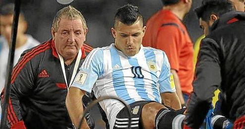 Agüero abandona en camilla el partido entre Argentina y Ecuador. Agüero abandona en camilla el partido entre Argentina y Ecuador.