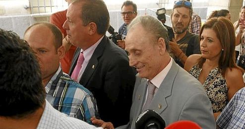 Lopera se enfrenta a duras acusaciones. Lopera se enfrenta a duras acusaciones.