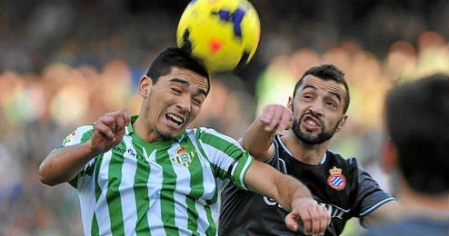 Lolo Reyes y Simao, en el último Betis-Espanyol de Liga. Lolo Reyes y Simao, en el último Betis-Espanyol de Liga.
