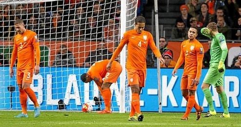 Los jugadores de Holanda, tras encajar uno de los goles ante los checos. Los jugadores de Holanda, tras encajar uno de los goles ante los checos.