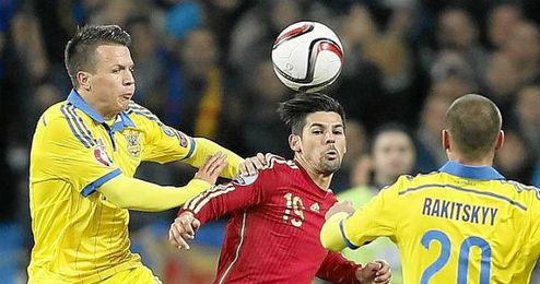 ´Kono´ lucha un balón con Nolito. ´Kono´ lucha un balón con Nolito.