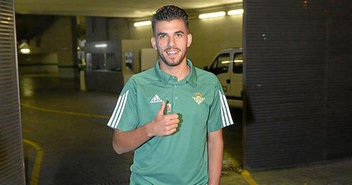 Dani Ceballos posa feliz tras firmar su renovación. Dani Ceballos posa feliz tras firmar su renovación.