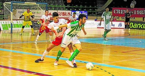 El capitán Jaime Migo, protegiendo el balón de uno de los futbolistas del Naturpellet Segovia. El capitán Jaime Migo, protegiendo el balón de uno de los futbolistas del Naturpellet Segovia.
