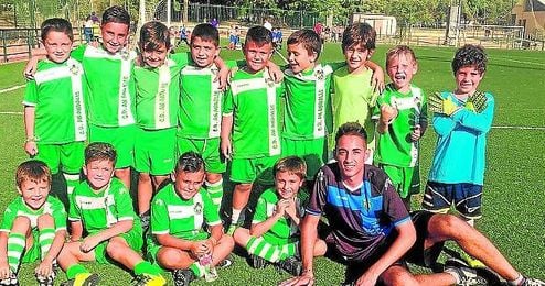 Los alumnos más pequeños disfrutan del deporte en las instalaciones del An Andalis. Los alumnos más pequeños disfrutan del deporte en las instalaciones del An Andalis.