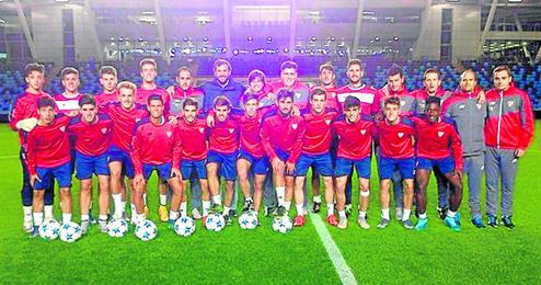 Los juveniles del Sevilla se ejercitan el Mini-Stadium, anexo al Ciudad de Manchester. Los juveniles del Sevilla se ejercitan el Mini-Stadium, anexo al Ciudad de Manchester.