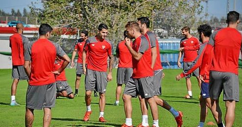 La plantilla del Sevilla, en el entreno de este jueves. La plantilla del Sevilla, en el entreno de este jueves.