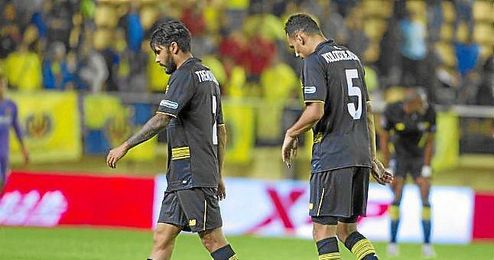 Kolo, cabizbajo junto a Trémoulinas tras el final del partido. Kolo, cabizbajo junto a Trémoulinas tras el final del partido.