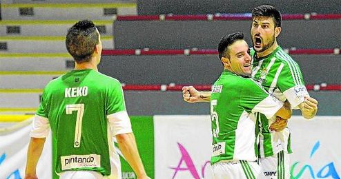 Juanillo, que abrió la lata frente al Puertollano, celebra con rabia uno de los dos tantos que anotó. Juanillo, que abrió la lata frente al Puertollano, celebra con rabia uno de los dos tantos que anotó.