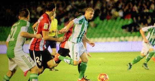 Joaquín, en un lance ante el Athletic. Joaquín, en un lance ante el Athletic.