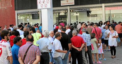 Colas en las taquillas del Sánchez Pizjuán. Colas en las taquillas del Sánchez Pizjuán.