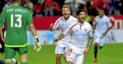 Banega celebra el segundo tanto del Sevilla, tras una gran jugada. Banega celebra el segundo tanto del Sevilla, tras una gran jugada.