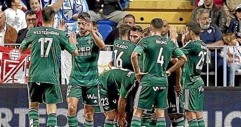 Los jugadores del Betis celebra el gol de Rubén Castro en La Rosaleda. Los jugadores del Betis celebra el gol de Rubén Castro en La Rosaleda.