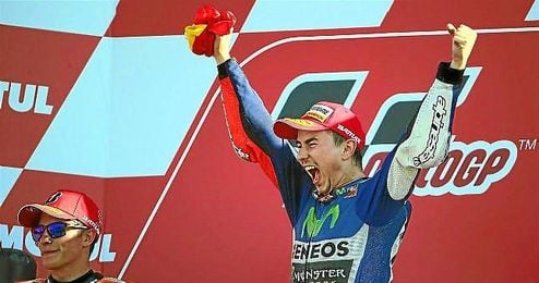 Márquez celebra el triunfo en el podio de Cheste. Márquez celebra el triunfo en el podio de Cheste.