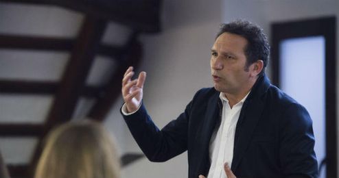 Eusebio Sacristán dando una conferencia de fútbol. Eusebio Sacristán dando una conferencia de fútbol.